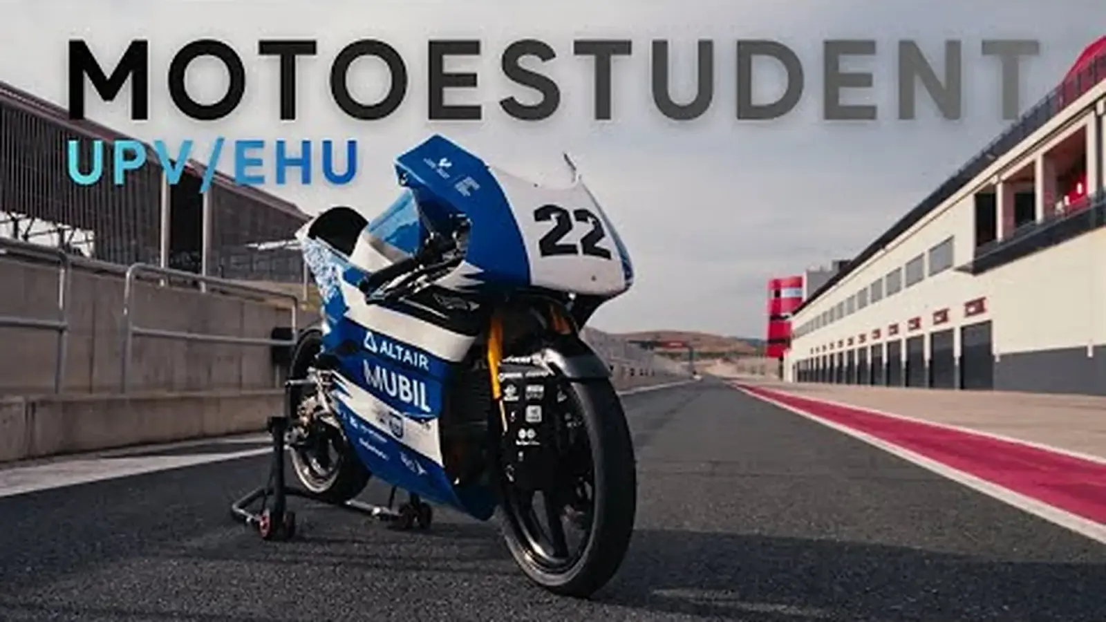 Moto del equipo MotoStudent UPV/EHU en el Circuito de Navarra, grabada con dron FPV