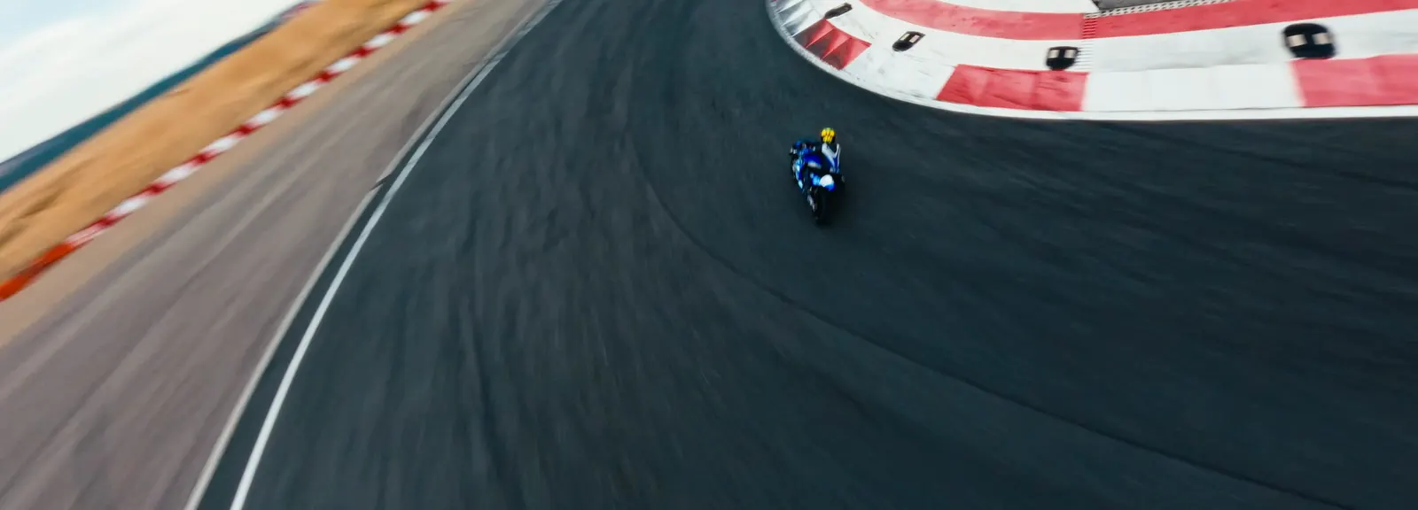 Dron FPV persiguiendo a la moto del equipo MotoStudent UPV/EHU en una curva del Circuito de Navarra
